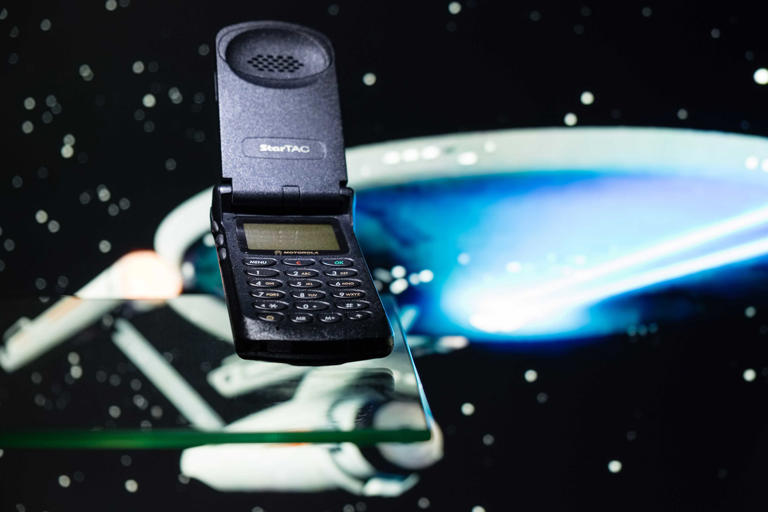 The world's first flip phone turns 30 in 2026—here's what new foldables ...