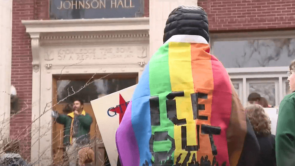 Protesters urge UO to issue ICE campus alerts and create Latino ...