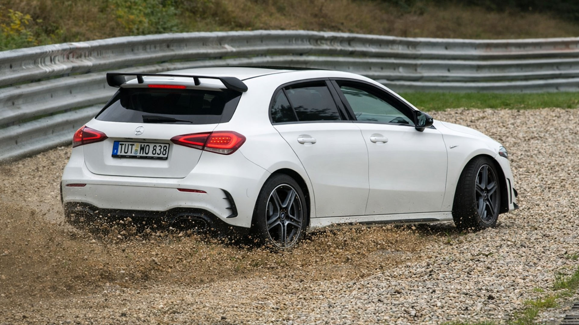 Split second reaction saves Nürburgring lap