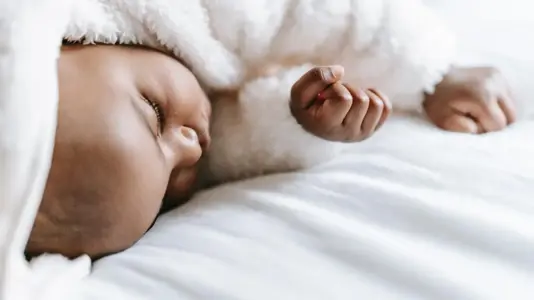 Tem saudades de dormir que nem um bebé, certo? (Pexels)