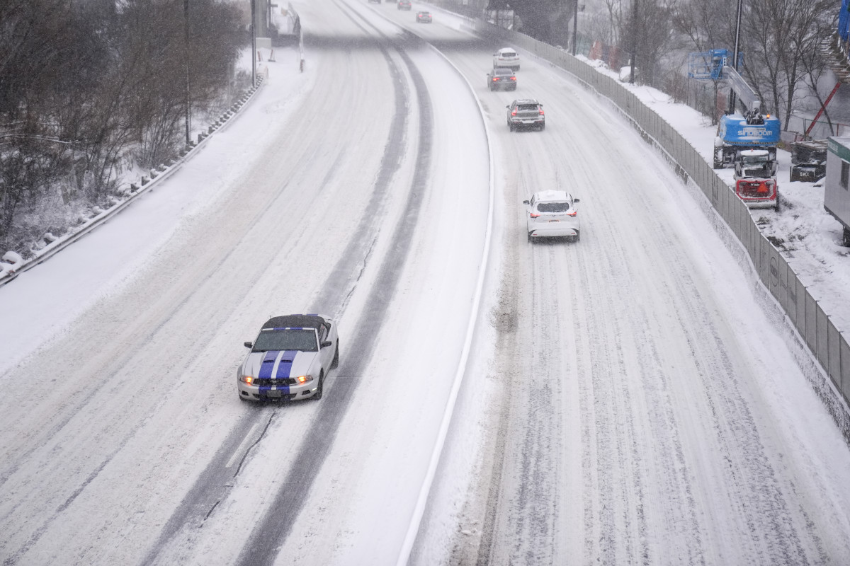Winter storm warnings in 15 states for 3 feet of snow and 65 mph winds emerge<br>