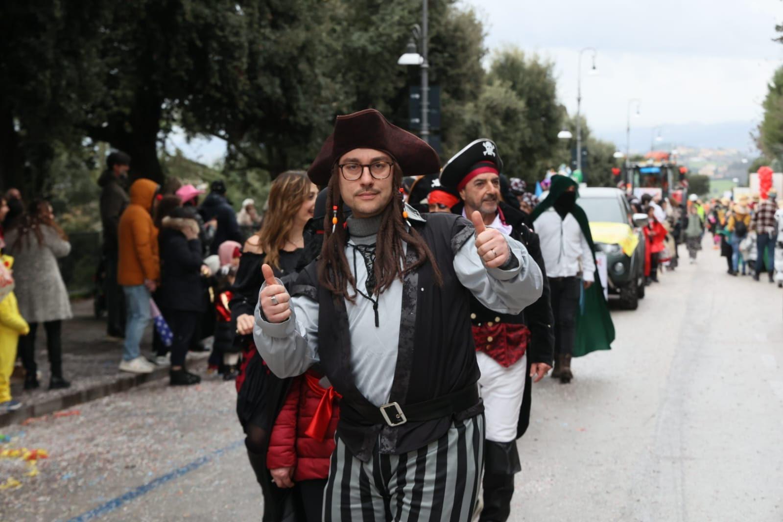 ‘Baraonda’ all’ultimo atto: la sfilata e il rogo