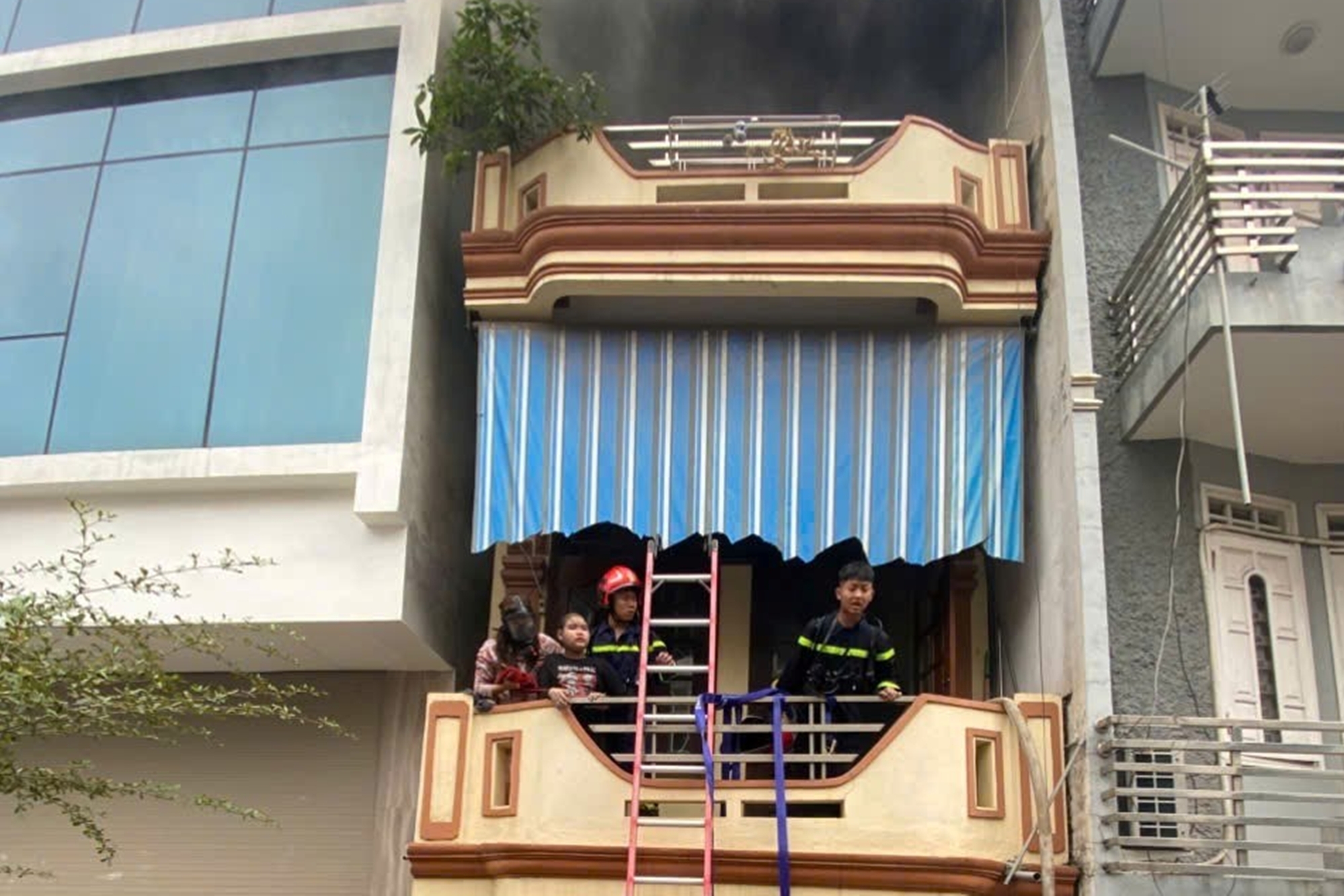 Giải cứu hai người trong đám cháy nhà dân sáng mùng 1 Tết