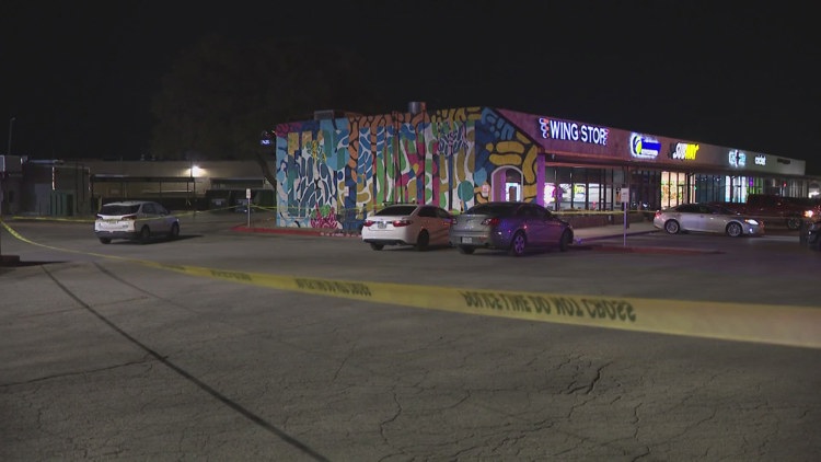Police investigating shooting in East Austin shopping plaza parking lot