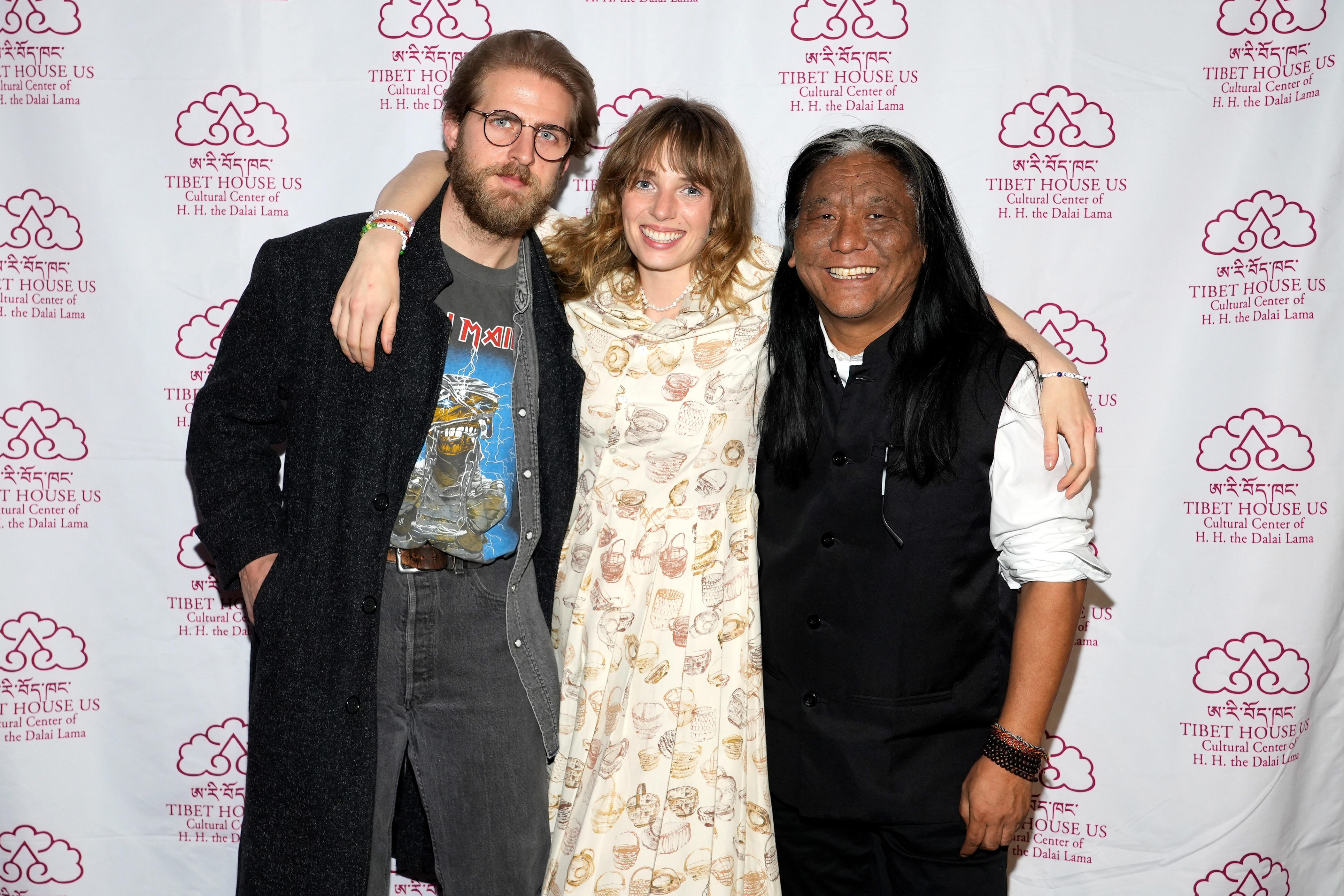 Maya Hawke gets married, with Uma Thurman and Ethan Hawke at her side<br>