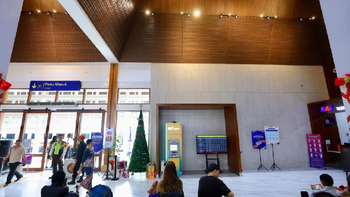 Pertunjukan Barongsai di Stasiun Jember