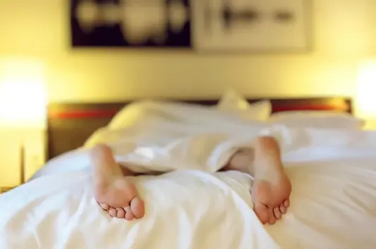 Dormir não tem de ser um pesadelo (Pexels)