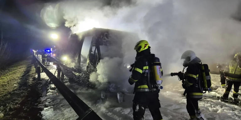 Brand auf A2: Kleintransporter ging in Flammen auf