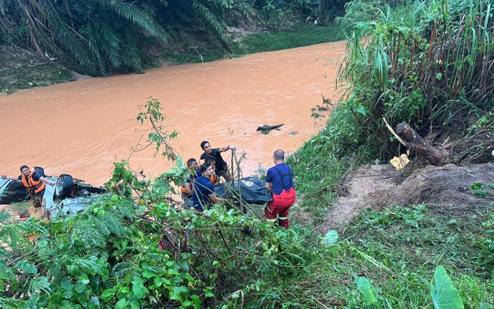 Man dies after car plunges into river