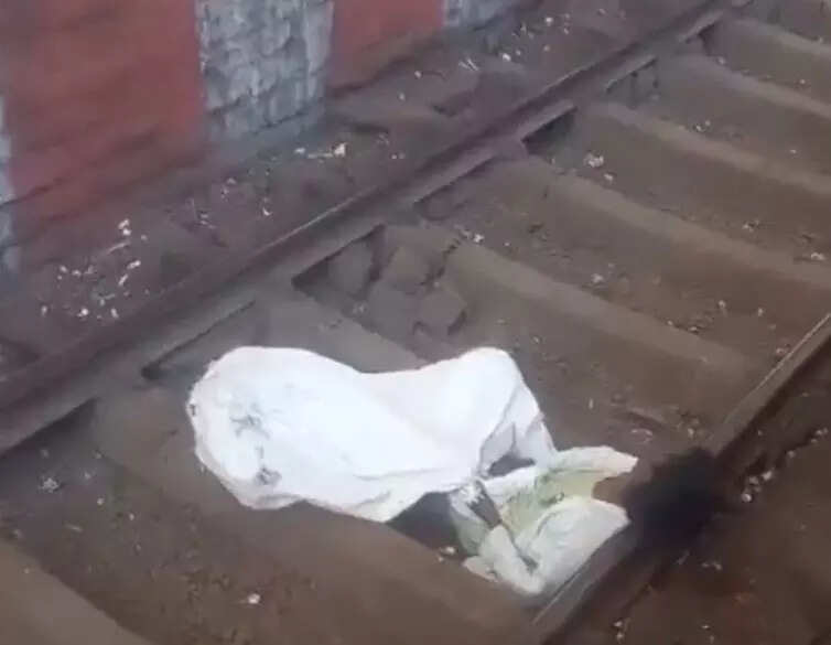 Drunk man falls asleep on Mumbai railway tracks as train approaches ...