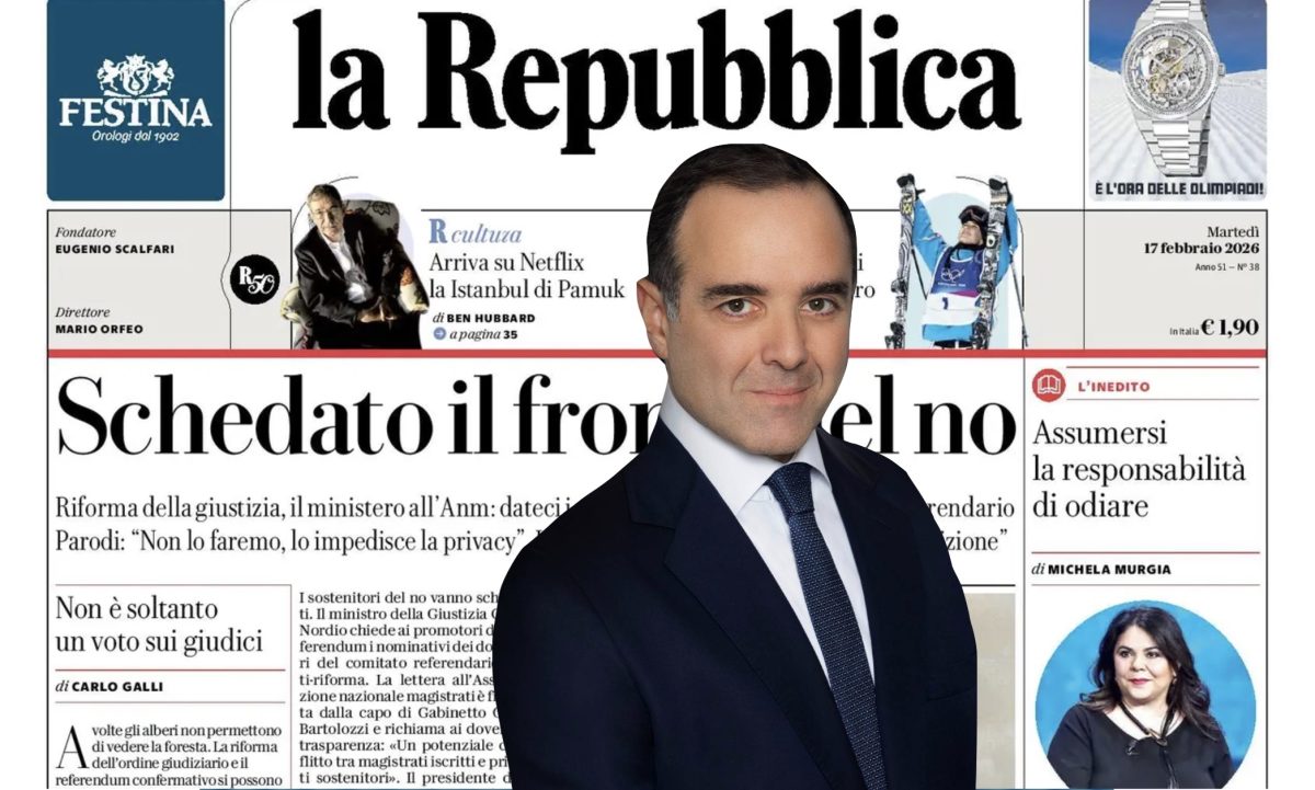Theodore Kyriakou e, dietro di lui, la prima pagina di Repubblica.