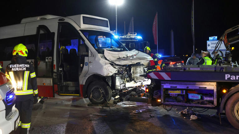 In Schörfling (Bez. Vöcklabruck) krachten Montagabend ein Linienbus und ein Sattelzug zusammen.