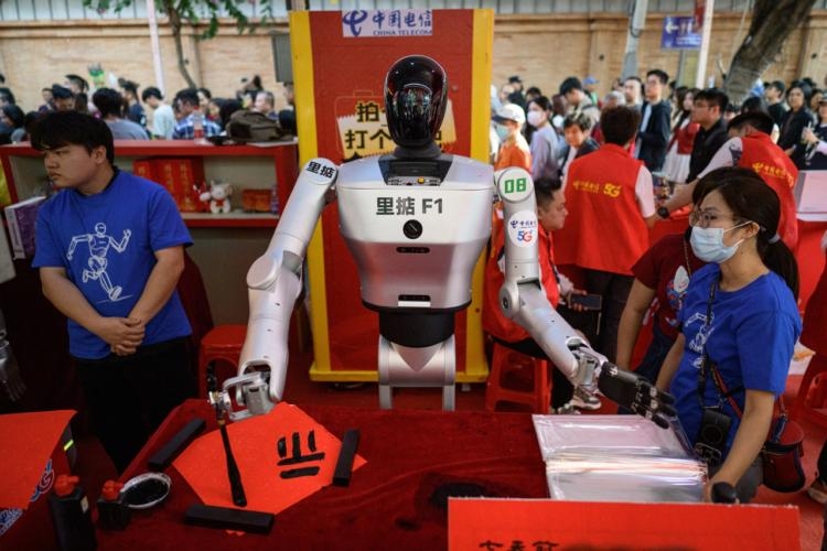 Conçu par une entreprise chinoise, ce robot aux mouvements ...
