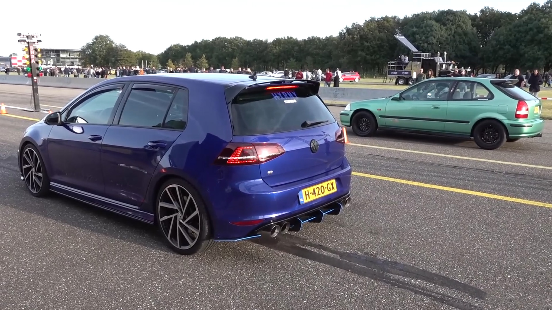 Course de drag incroyable entre une Civic et une Golf R modifiée