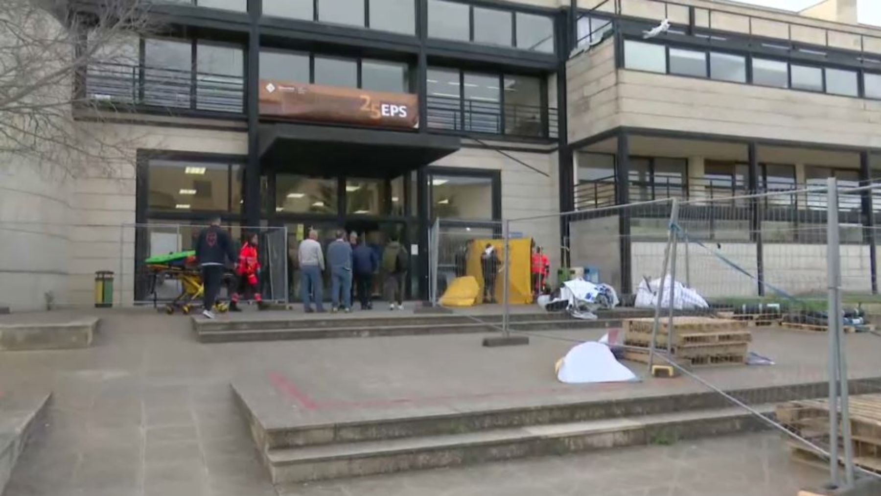 Un trabajador de la UIB, herido grave tras caer desde un primer piso ...