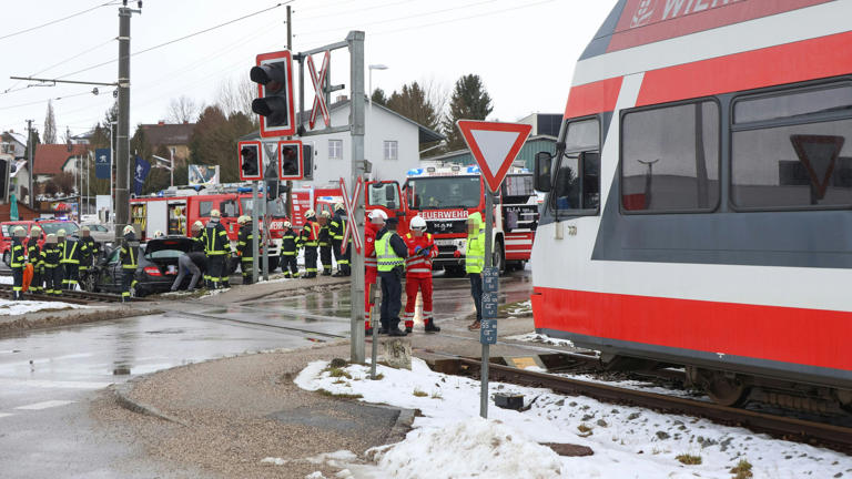 Gegen 10.15 Uhr wurde der Pkw vom Regionalzug erfasst.