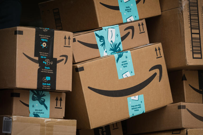 Amazon plans hybrid megastore in Chicago suburbs to boost in-store sales