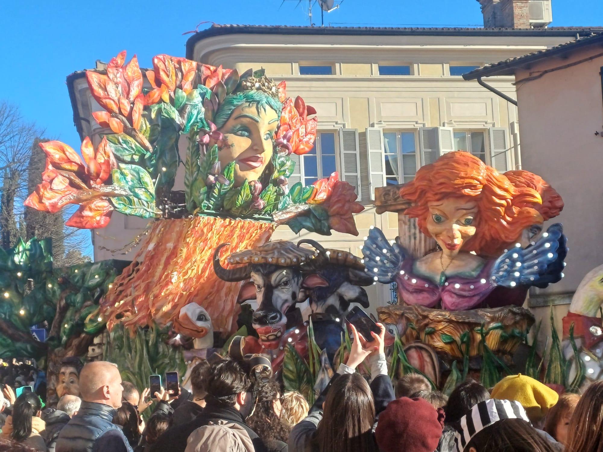 Carnevale, il sole bacia la sfilata di Erbusco: una folla dietro ai ...