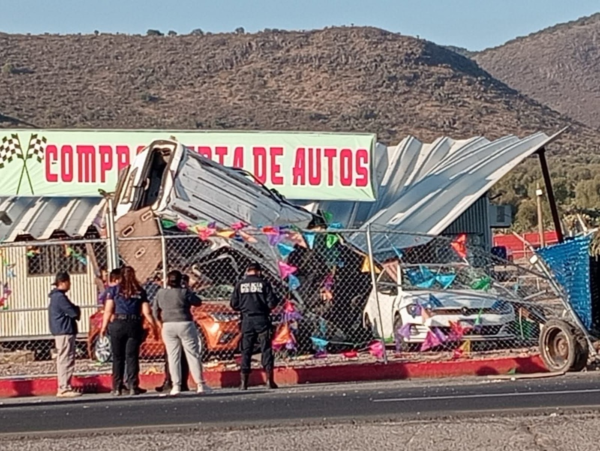 ¡Voló! Camioneta vuelca y cae sobre vehículos en lote de autos en Hidalgo