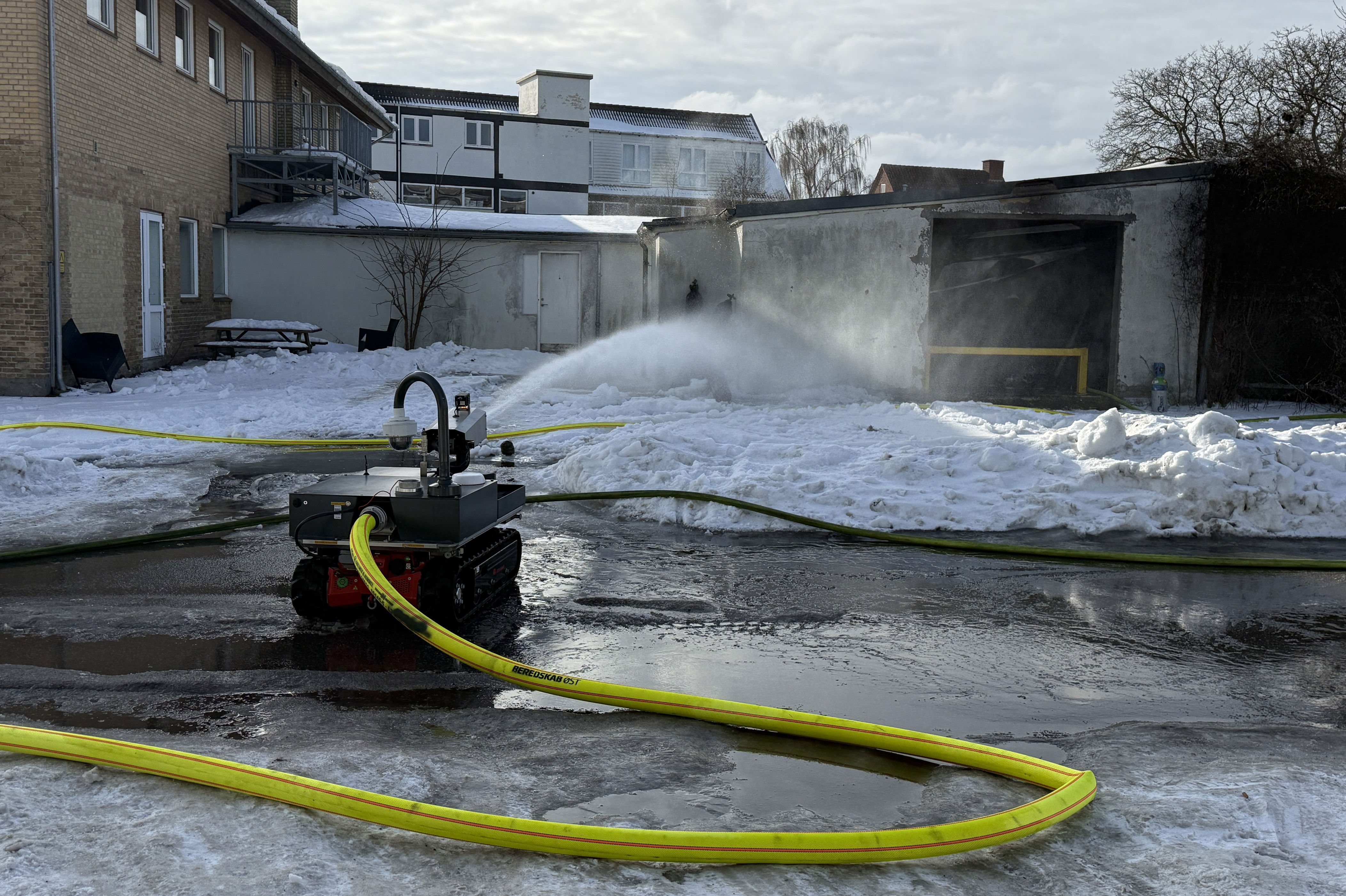 Robot slukker brand med ekstremt farlig gas af frygt for eksplosion