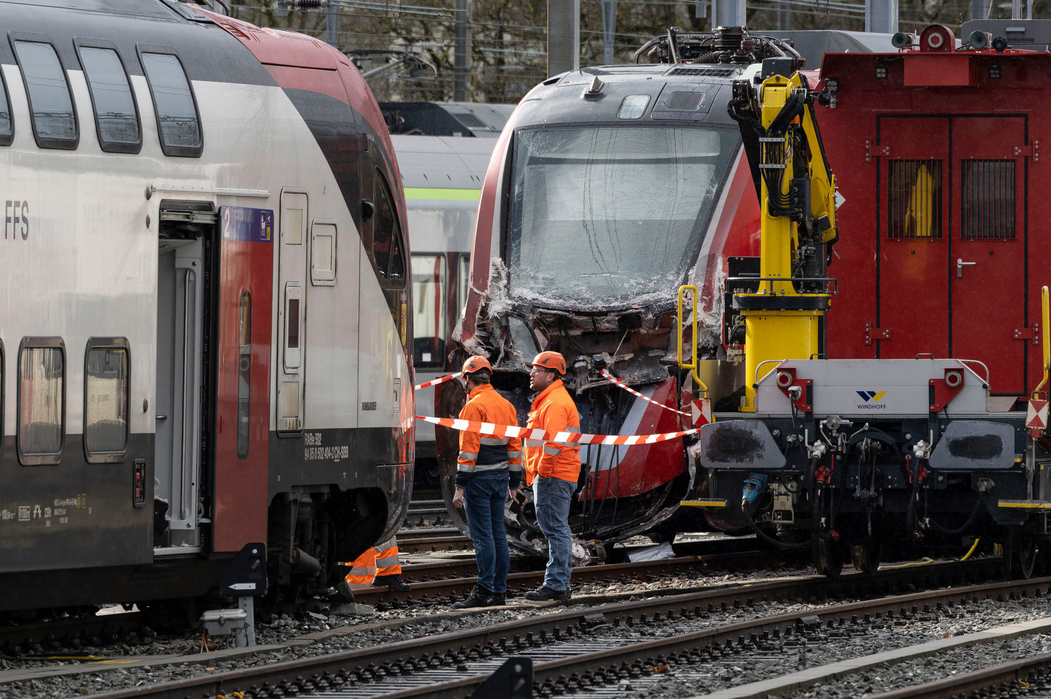 zwei-sbb-doppelstockz-ge-bei-rangierunfall-besch-digt