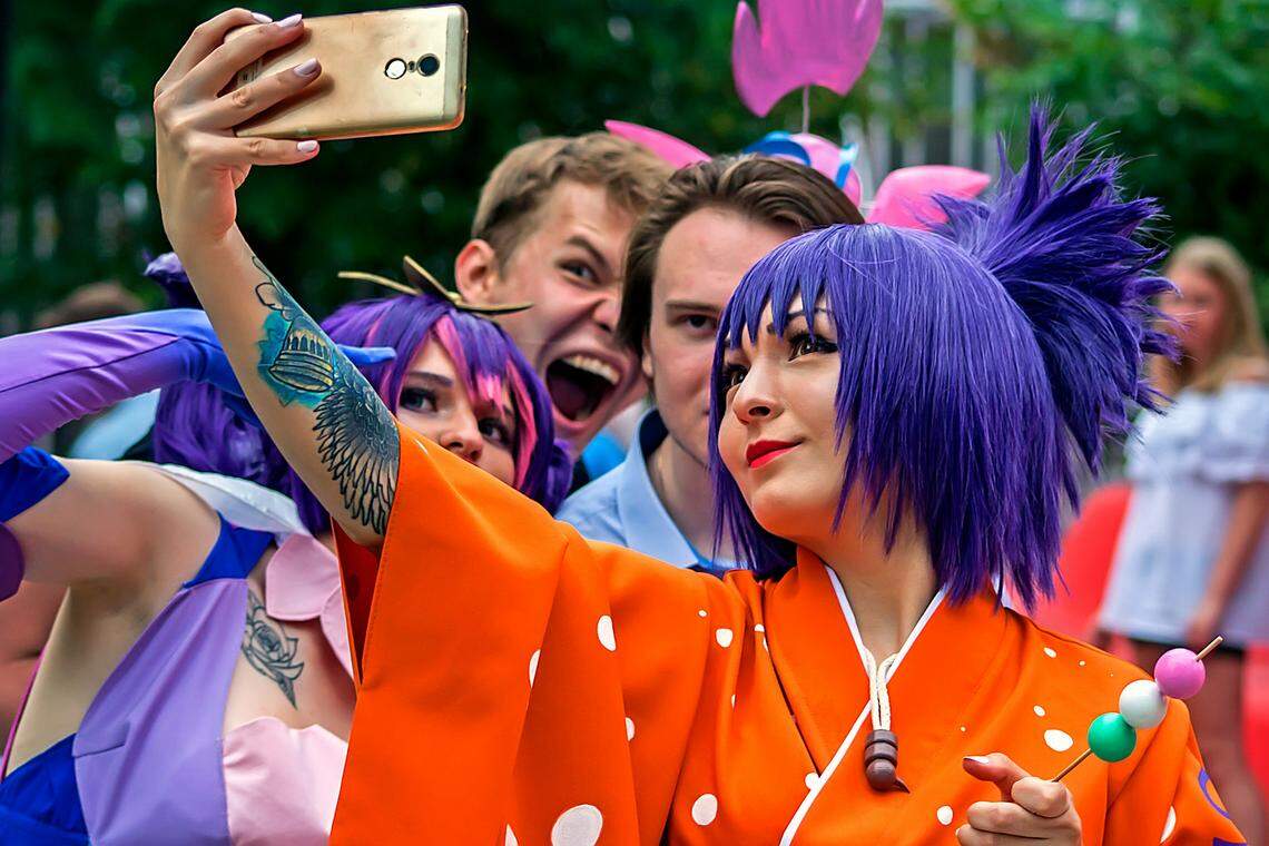 Glitter, bubbles, prizes. Party at Bikini Bottom cosplay event in ...