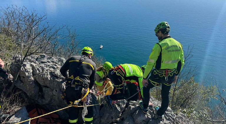 Escursionista precipita per 20 metri sul sentiero Rilke: i soccorritori ...