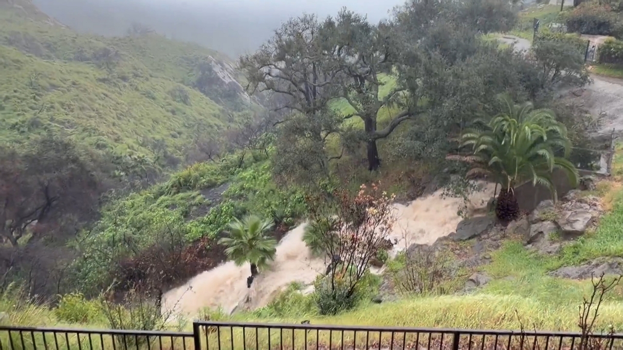 Heavy rain triggers mudslide in Palisades Hills, Los Angeles ...
