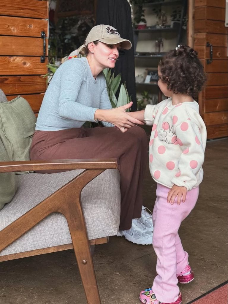 La pequeña es la consentida de su tía, Karol G