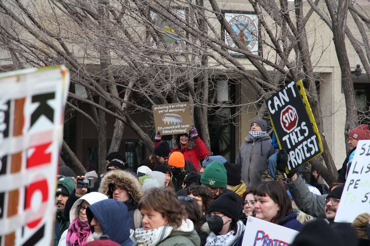 Winnipeggers rally against protest bylaw despite councillor shelving motion