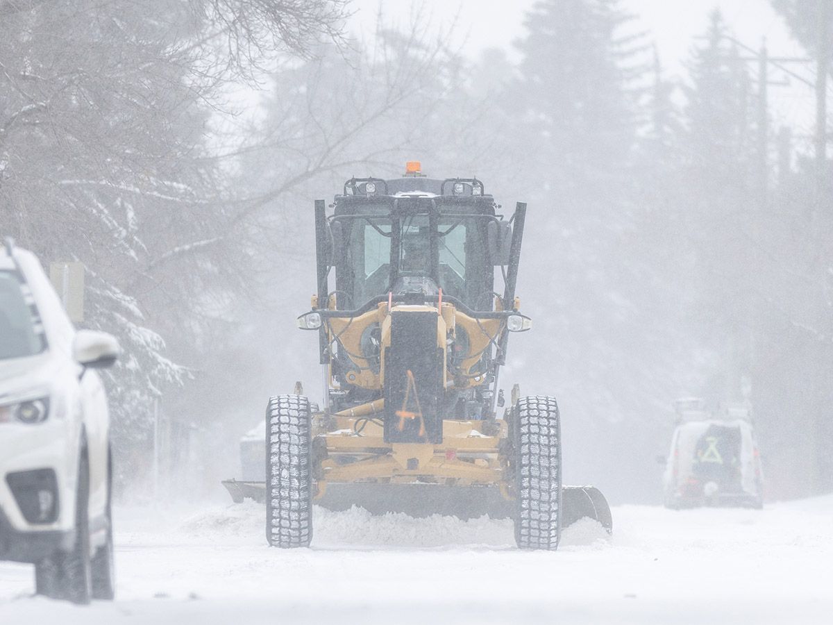 Snowfall over Calgary causes transit and flight delays