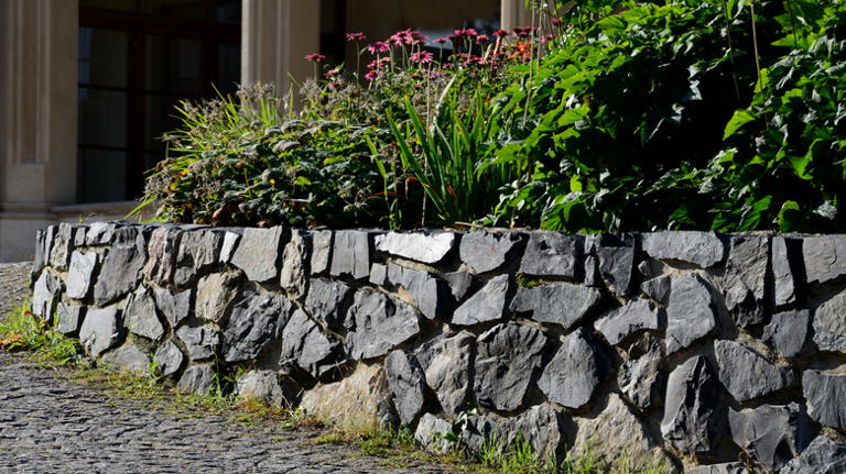 9 best natural stones for a retaining wall that adds privacy to your yard