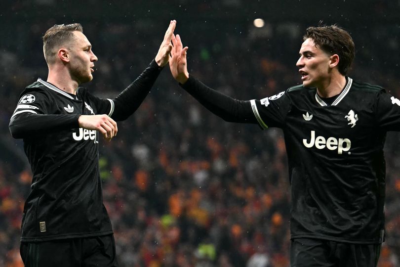 Juventus' Dutch midfielder #08 Teun Koopmeiners (L) celebrates with Juventus' Turkish forward #10 Kenan Yildiz after scoring his team's first goal during the UEFA Champions League, knockout round play-off 1st leg, football match between Galatasaray SK and Juventus FC at the Rams Park in Istanbul on February 17, 2026