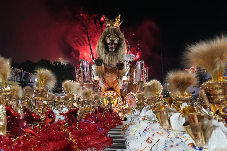 Rio Carnival kicks off, draws global crowds