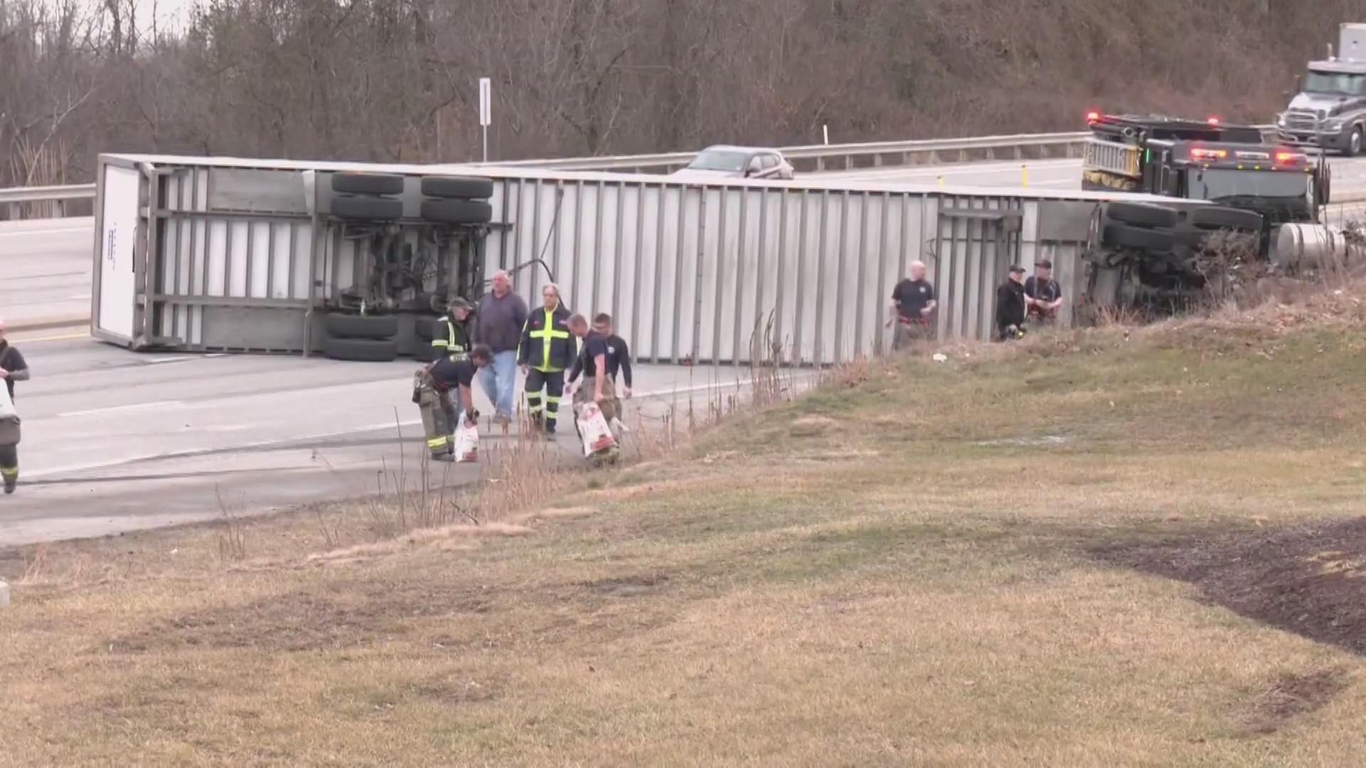 2 taken to hospital in tractor-trailer crash