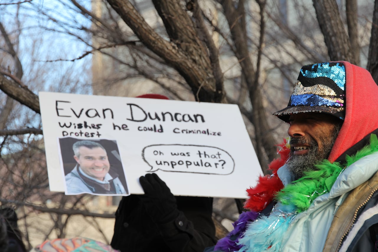 Winnipeggers rally against protest bylaw despite councillor shelving motion