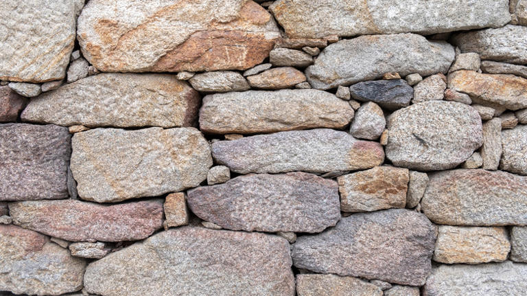 9 best natural stones for a retaining wall that adds privacy to your yard