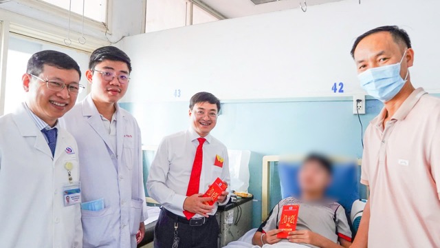 Bệnh viện trao yêu thương qua những bao lì xì đầu xuân
