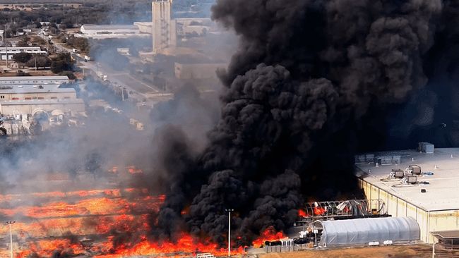Tower of smoke rises in Kissimmee as inferno consumes business