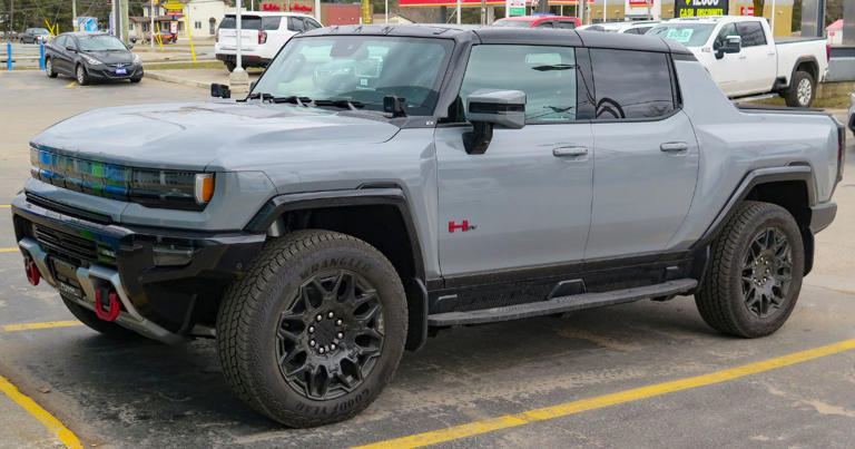 Un GMC Hummer EV de 4 tonnes humilie une Ferrari F8 et une Ford GT : la ...
