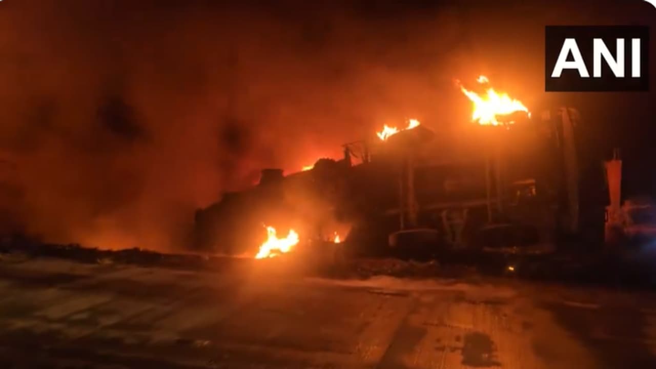 UP horror: Oil tanker explodes in Kaushambi after collision, massive ...