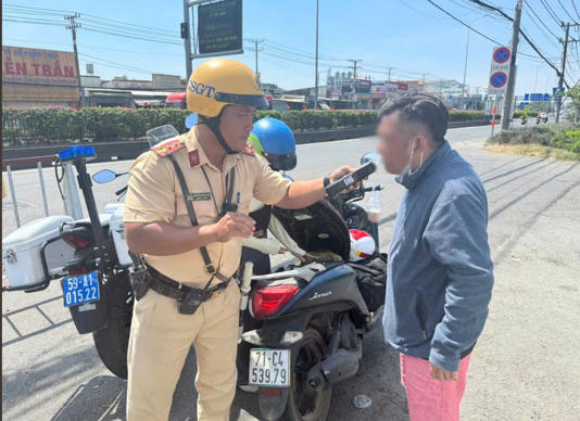 Báo điện tử Tiền Phong CSGT đo nồng độ cồn người đi đường sáng Mùng 1 Tết. 1