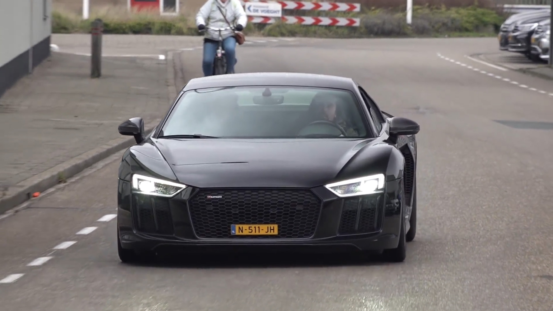 audi-r8-tuning-und-vollgasfahrt-auf-einer-stark-befahrenen-stra-e