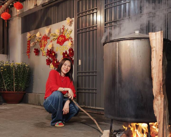 Sao Việt ngày cuối năm: Mỹ Tâm làm bánh tét, MC Thảo Vân tới thăm chồng cũ