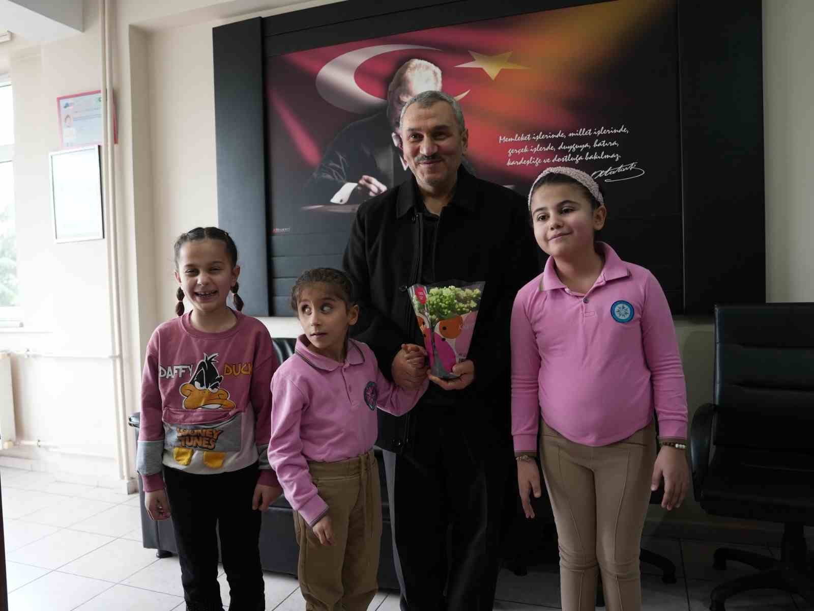 DÜZCE BEYKÖY ŞEHİT UFUK BAYSAN İLKOKULU GÖRME ENGELLİLER SINIFI ÖĞRENCİLERİ, DÜZCE BELEDİYESİ’NİN 24 KASIM ÖĞRETMENLER GÜNÜ’NDE SÜRPRİZ HAZIRLADIĞI GÖRME ENGELLİ ÖĞRETMEN SABRİ ERGİN’İ ZİYARET ETTİ. KENDİSİ GİBİ GÖRME ENGELLİ ÖĞRENCİLERLE SICAK VE SAMİMİ BİR SOHBET GERÇEKLEŞTİREN SABRİ ÖĞRETMEN, ÇOCUKLARIN "SİZİN GİBİ ÖĞRETMEN OLMAK İSTİYORUZ" SÖZLERİYLE BÜYÜK MUTLULUK YAŞADI.