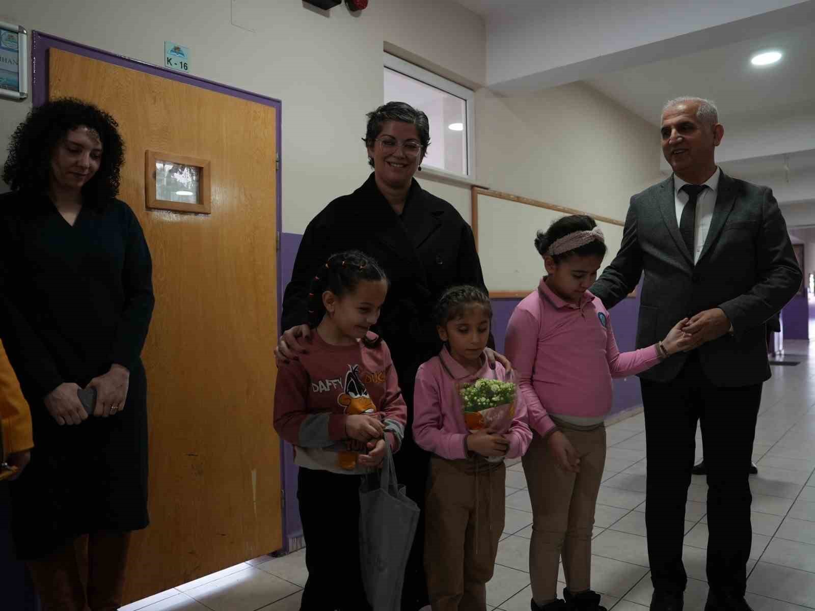 DÜZCE BEYKÖY ŞEHİT UFUK BAYSAN İLKOKULU GÖRME ENGELLİLER SINIFI ÖĞRENCİLERİ, DÜZCE BELEDİYESİ’NİN 24 KASIM ÖĞRETMENLER GÜNÜ’NDE SÜRPRİZ HAZIRLADIĞI GÖRME ENGELLİ ÖĞRETMEN SABRİ ERGİN’İ ZİYARET ETTİ. KENDİSİ GİBİ GÖRME ENGELLİ ÖĞRENCİLERLE SICAK VE SAMİMİ BİR SOHBET GERÇEKLEŞTİREN SABRİ ÖĞRETMEN, ÇOCUKLARIN "SİZİN GİBİ ÖĞRETMEN OLMAK İSTİYORUZ" SÖZLERİYLE BÜYÜK MUTLULUK YAŞADI.