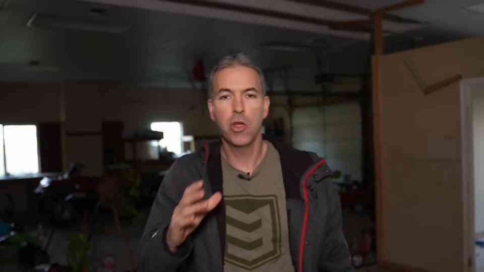 Former CIA officer explains the best way to stop an attacker