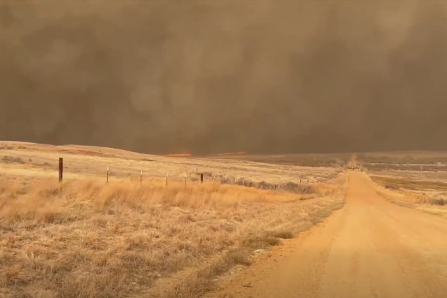 Wildfires rage in Oklahoma as thousands urged to evacuate a small city<br>