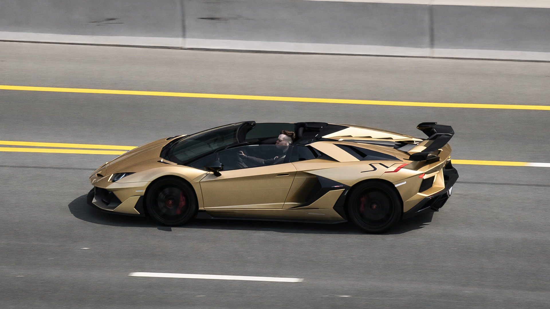 Gouden Lamborghini Aventador SVJ Op De Snelweg In Dubai