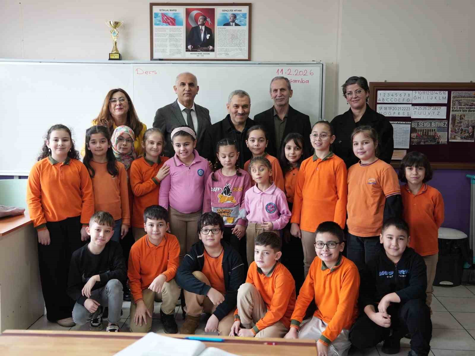 DÜZCE BEYKÖY ŞEHİT UFUK BAYSAN İLKOKULU GÖRME ENGELLİLER SINIFI ÖĞRENCİLERİ, DÜZCE BELEDİYESİ’NİN 24 KASIM ÖĞRETMENLER GÜNÜ’NDE SÜRPRİZ HAZIRLADIĞI GÖRME ENGELLİ ÖĞRETMEN SABRİ ERGİN’İ ZİYARET ETTİ. KENDİSİ GİBİ GÖRME ENGELLİ ÖĞRENCİLERLE SICAK VE SAMİMİ BİR SOHBET GERÇEKLEŞTİREN SABRİ ÖĞRETMEN, ÇOCUKLARIN "SİZİN GİBİ ÖĞRETMEN OLMAK İSTİYORUZ" SÖZLERİYLE BÜYÜK MUTLULUK YAŞADI.